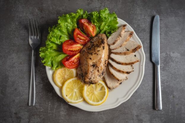 ọkụkọ grill na akwụkwọ nri