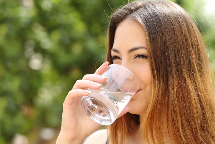 Naanị ihe ị ga - eme na nri maka ndị umengwụ bụ ị drinkụ mmiri zuru oke